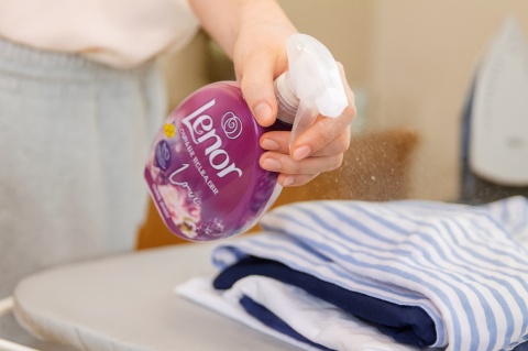 Lenor Exotic Bloom 500ml Żelazko w Sprayu Odświeżacz i Ułatwia Prasowanie