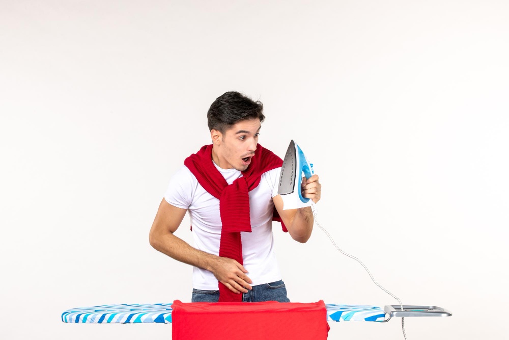 Jak wyczyścić przypalone żelazko? Czym to zrobić?