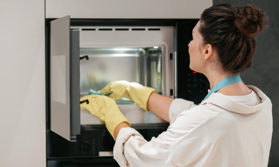 Czyszczenie mikrofali – jak to zrobić?
