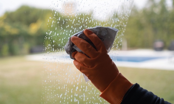 Czym myć okna, żeby nie było smug? Jak zrobić to poprawnie?