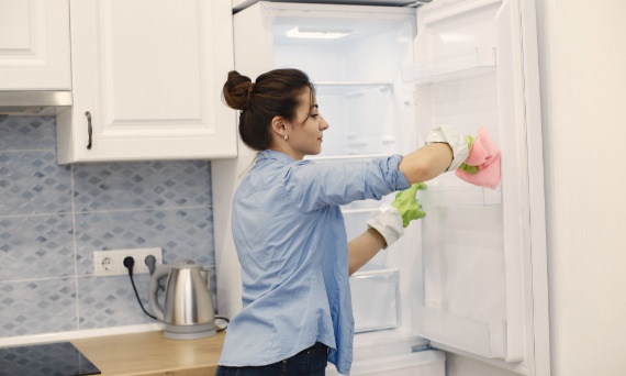 Jak i czym umyć lodówkę? Poznaj sprawdzone preparaty